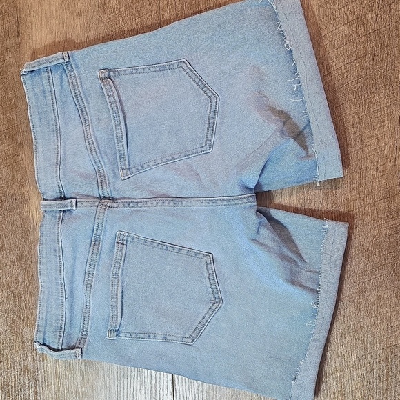 GAP-Girlfriend Jean Shorts. Size 6 - Picture 4 of 5